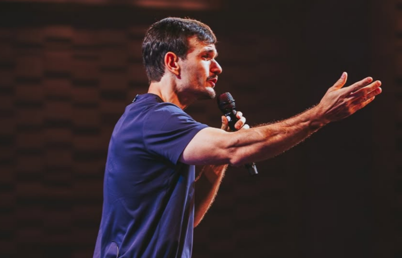 Padre Patrick apresenta o espetáculo “Pecado É Não Rir” em Rio Preto no dia 12 de dezembro, no Teatro Paulo Moura.